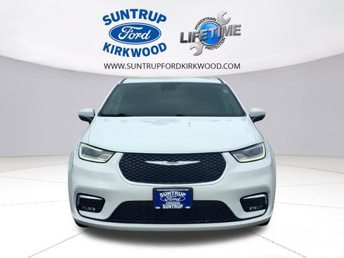 Used 2023 Chrysler Pacifica Touring-L image 32