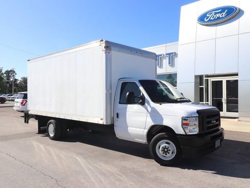 Certified 2024 Ford E-450 and Econoline 450 Super Duty w/ Power Windows & Locks Group RWD image 3