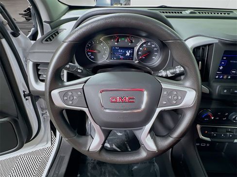 Used 2024 GMC Terrain SLE w/ Driver Convenience Package image 11