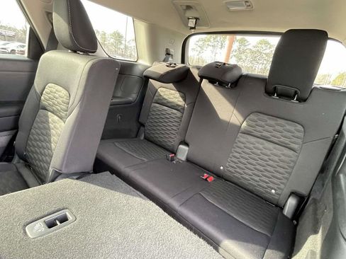 Used 2024 Nissan Pathfinder S image 11