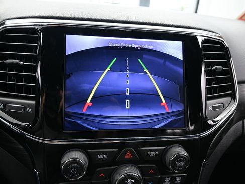 Used 2020 Jeep Grand Cherokee Altitude image 21