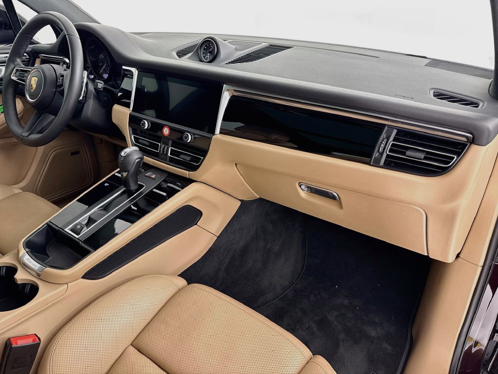 Certified 2025 Porsche Macan AWD/4WD image 31