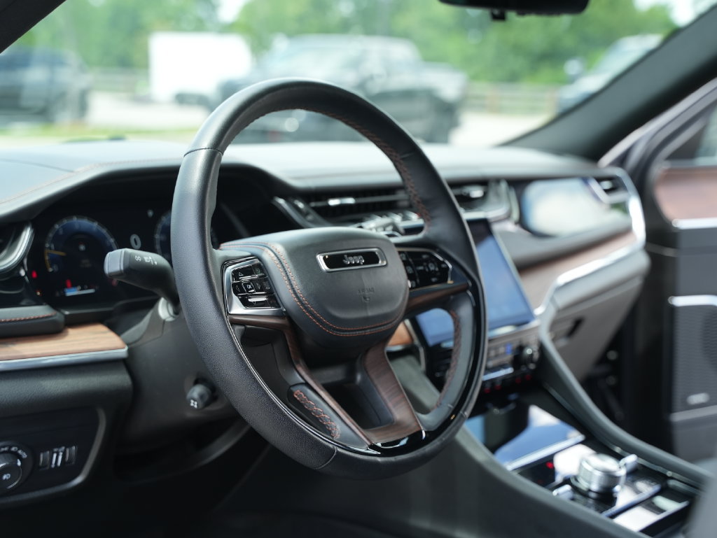 Used 2023 Jeep Grand Cherokee L Summit w/ Advanced Protech Group IV AWD/4WD image 31