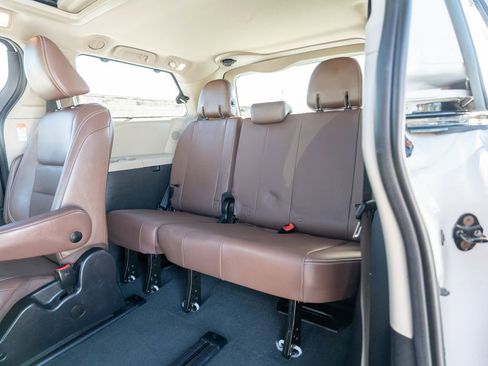 Used 2020 Toyota Sienna Limited Premium image 35