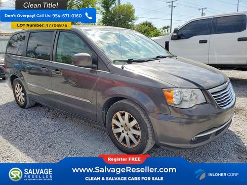 Used 2016 Chrysler Town & Country Touring image 5