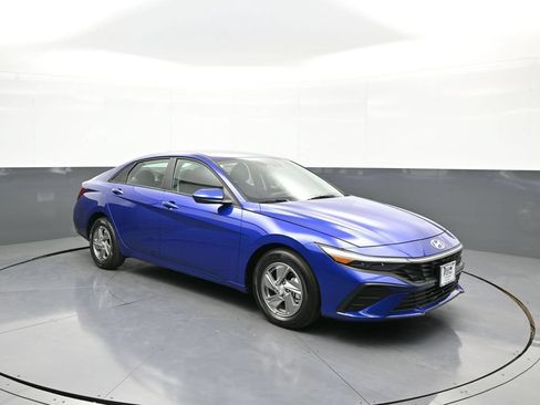 Certified 2025 Hyundai Elantra SE FWD image 4