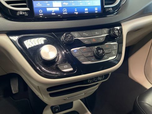 Used 2023 Chrysler Pacifica Touring-L FWD image 19