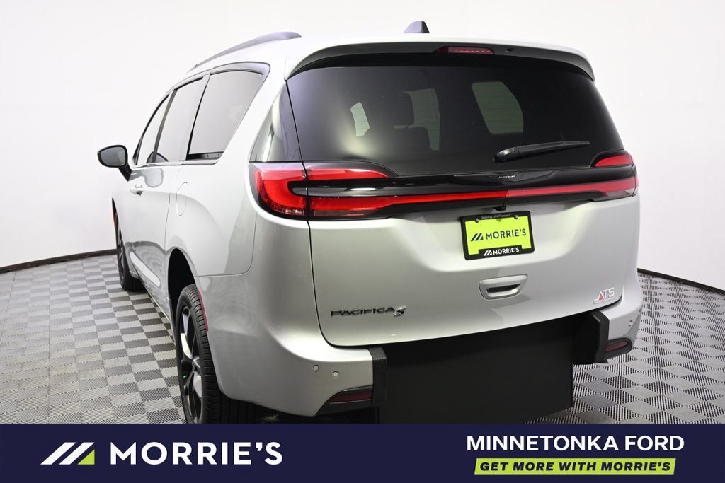 Used 2026 Chrysler Pacifica Select w/ S Appearance Package FWD image 5