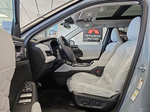 New 2026 Mitsubishi Outlander SEL image 9