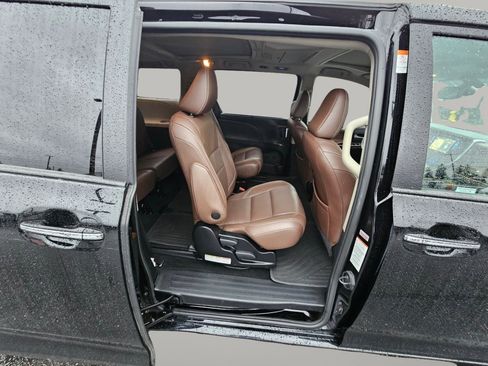 Used 2017 Toyota Sienna Limited Premium image 24