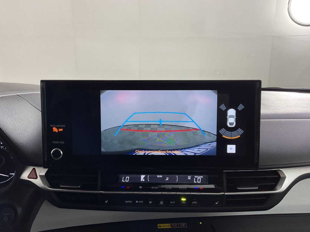 Used 2025 Toyota Sienna XLE FWD image 28