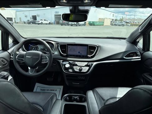 Used 2025 Chrysler Pacifica Select FWD image 13