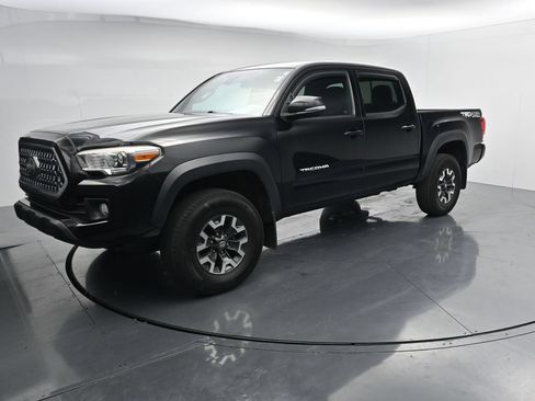 Used 2018 Toyota Tacoma TRD Off-Road w/ Technology Package AWD/4WD image 4