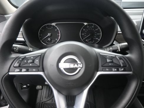 Used 2025 Nissan Altima 2.5 SV FWD image 10