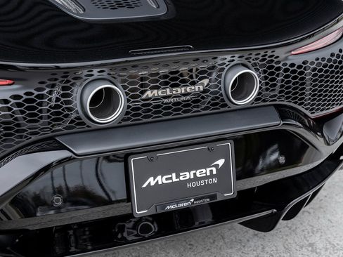 Used 2025 McLaren Artura image 14