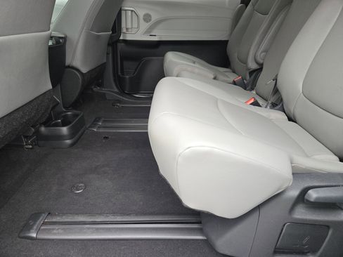 Used 2025 Toyota Sienna XLE image 33