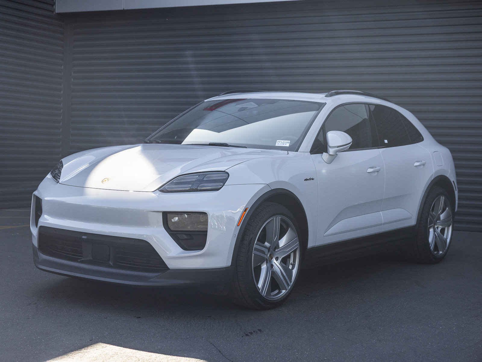 Certified 2025 Porsche Macan 4 Electric AWD/4WD image 1