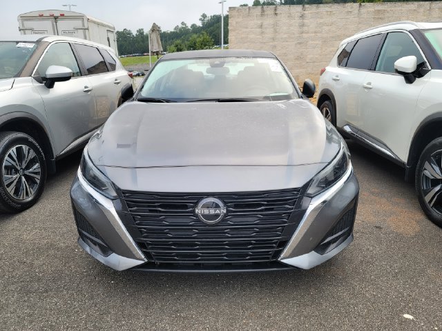 Used 2024 Nissan Altima 2.5 SV FWD image 2