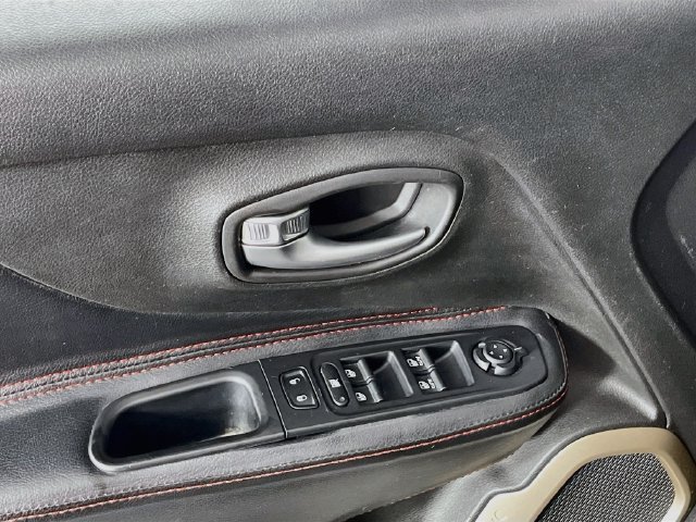 Used 2015 Jeep Renegade Latitude w/ Popular Equipment Group FWD image 18