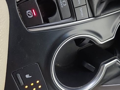 Used 2018 Toyota Camry XLE image 22