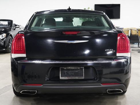 Used 2017 Chrysler 300 C RWD image 4