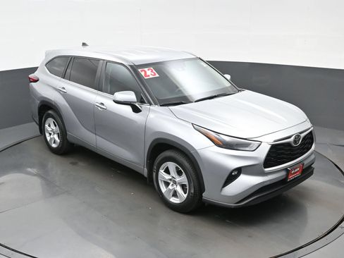 Used 2023 Toyota Highlander LE AWD/4WD image 32