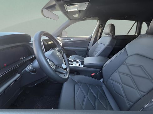 Used 2024 Volkswagen Atlas Cross Sport SE image 7