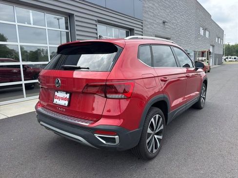 Used 2024 Volkswagen Taos SE w/ Panoramic Sunroof Package FWD image 6