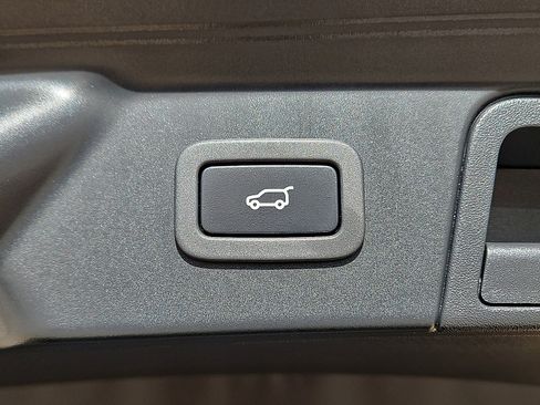 Used 2018 Land Rover Range Rover Velar R-Dynamic SE image 7