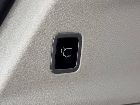 Used 2024 Chrysler Pacifica Limited FWD image 16