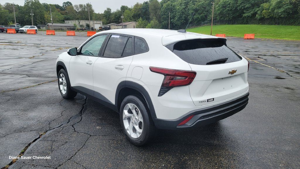 Used 2024 Chevrolet Trax LS w/ LS Convenience Package FWD image 9