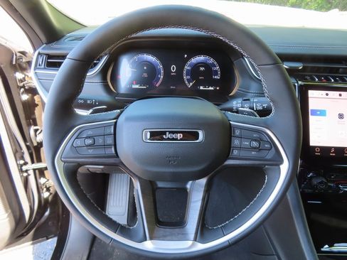 New 2025 Jeep Grand Cherokee Limited w/ Luxury Tech Group II image 4