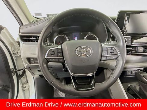 Used 2020 Toyota Highlander LE image 11