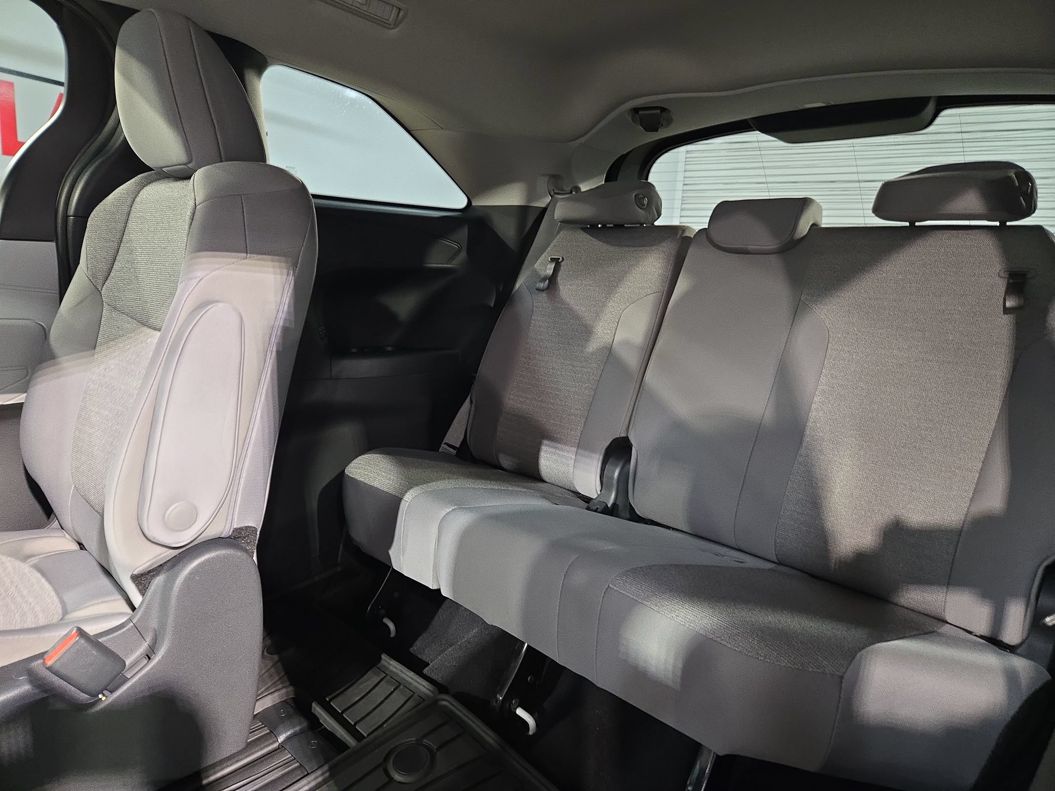 Used 2025 Toyota Sienna LE AWD/4WD image 34