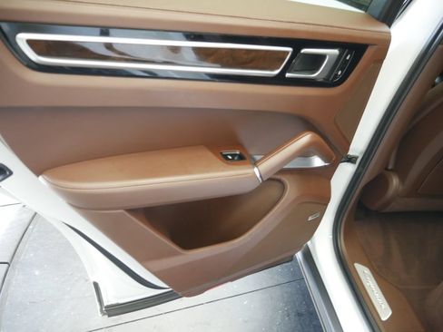 Certified 2023 Porsche Cayenne Turbo AWD/4WD image 18