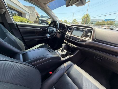 Used 2017 Toyota Highlander Limited AWD/4WD image 47