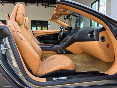 Used 2019 Aston Martin DB11 Volante image 35