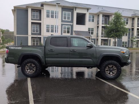 Used 2021 Toyota Tacoma TRD Off-Road w/ TRD Premium Off Road Package AWD/4WD image 3