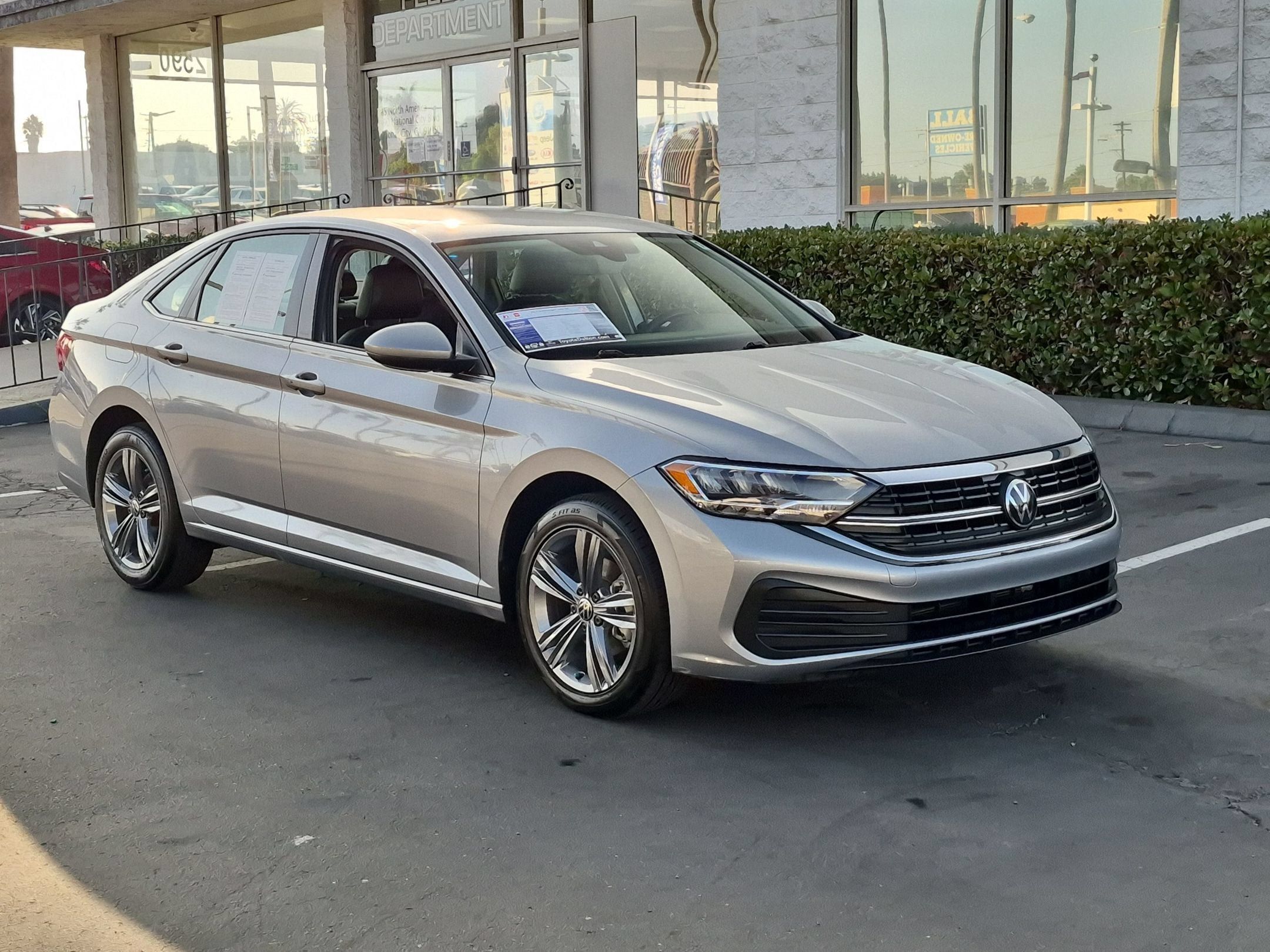 Used 2024 Volkswagen Jetta SE FWD image 2