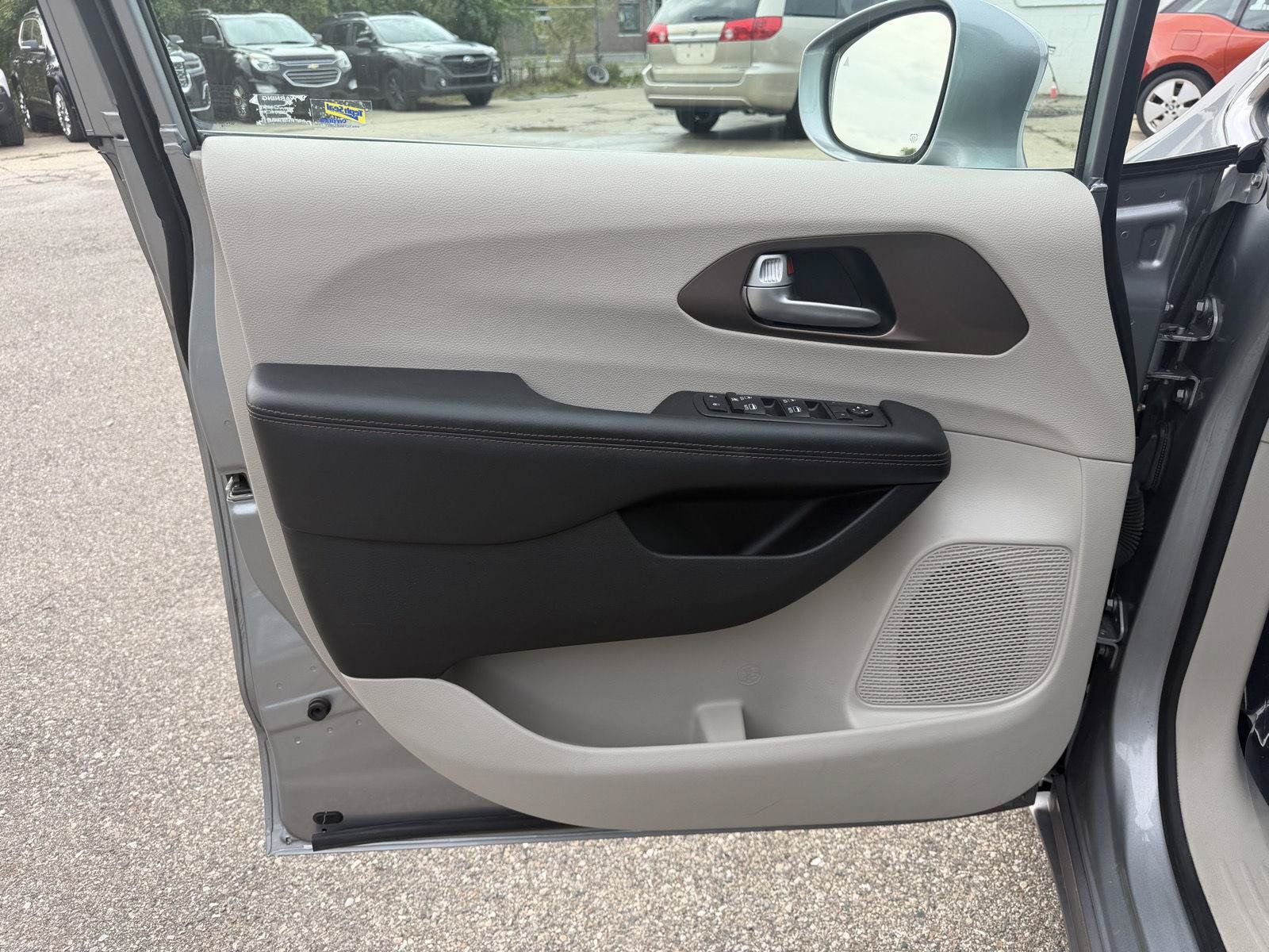 Used 2018 Chrysler Pacifica Touring-L Plus FWD image 9