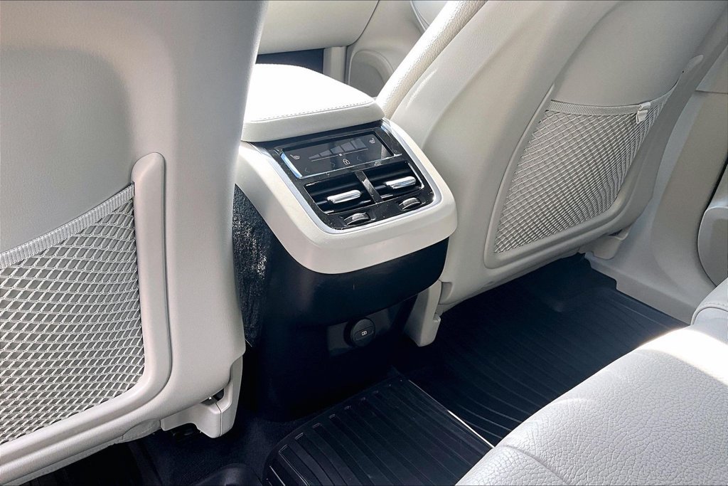 Certified 2023 Volvo XC90 B6 Plus w/ Protection Package Premier AWD/4WD image 31
