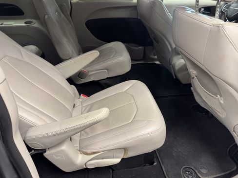 Used 2017 Chrysler Pacifica Touring-L FWD image 19