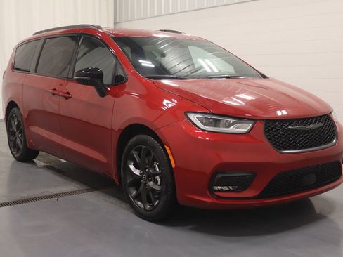 New 2026 Chrysler Pacifica Select image 2