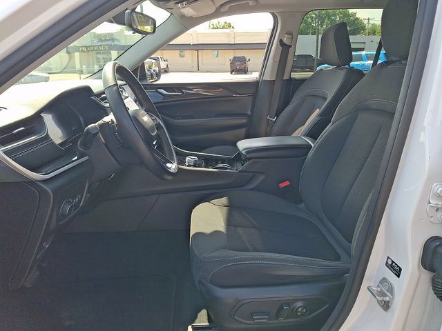 Used 2023 Jeep Grand Cherokee Laredo w/ Luxury Tech Group I AWD/4WD image 15