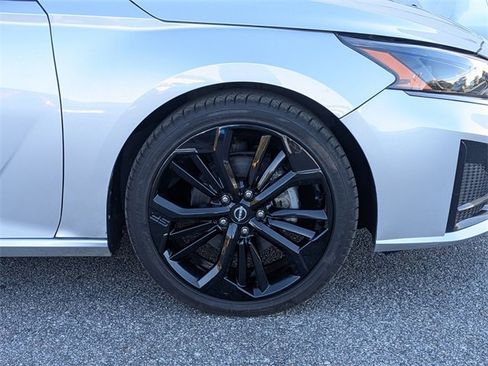 Used 2024 Nissan Altima 2.5 SR image 11