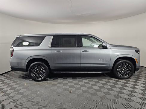 New 2026 Chevrolet Suburban Premier w/ Sun And Tow Package image 4