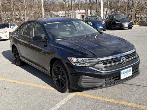 Used 2024 Volkswagen Jetta SE w/ Black Wheel Package image 2