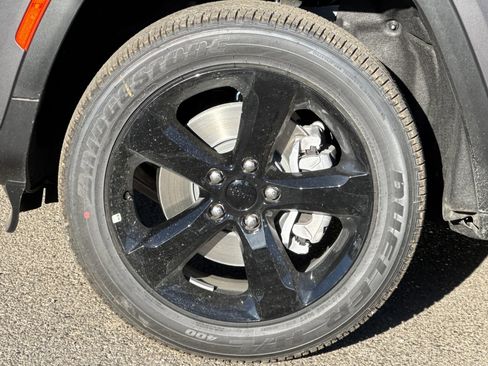 New 2025 Jeep Grand Cherokee L Altitude image 23