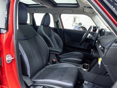 Used 2025 MINI Cooper 4-Door Hardtop image 23