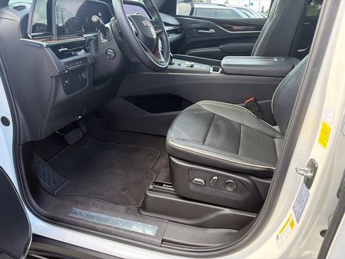 Used 2024 Cadillac Escalade Premium Luxury AWD/4WD image 9